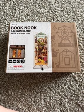 Rolife Book Nook & Wonderland - Sunshine Town - White & Brown